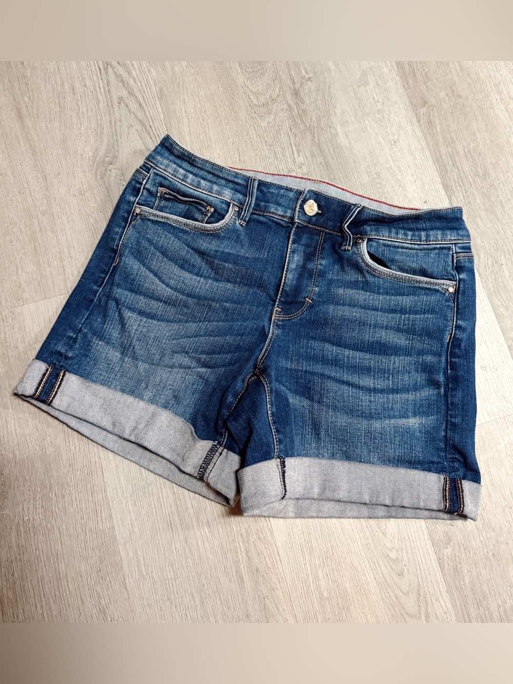 •WHITE HOUSE BLACK MARKET• CURVY 5” DENIM SHORTS